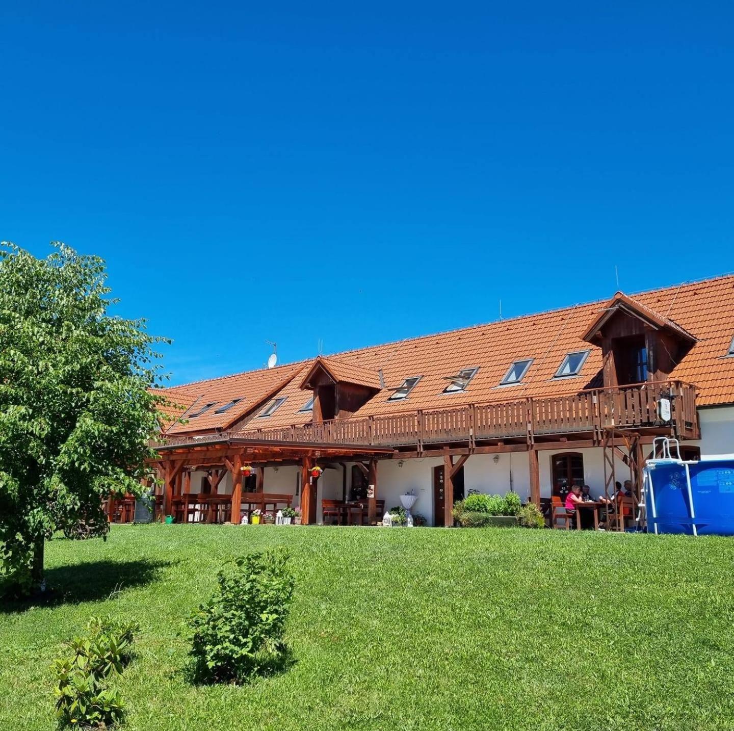 Hotel Penzion U Farmáře Chotoviny Esterno foto