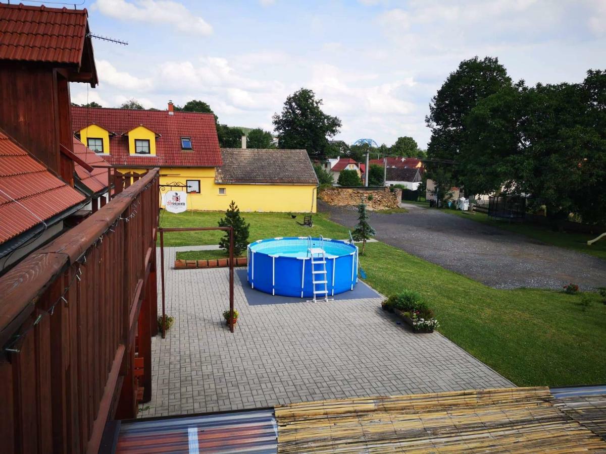 Hotel Penzion U Farmáře Chotoviny Esterno foto