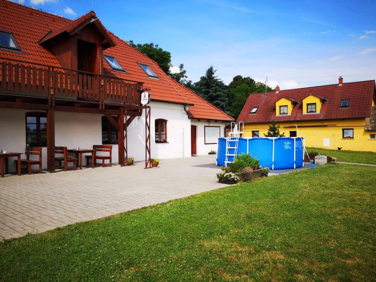 Hotel Penzion U Farmáře Chotoviny Esterno foto